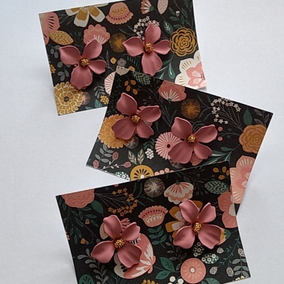 🎉🎈Host Pick🎉🎈 Handmade Petal Stud Earrings🌷 - Picture 3 of 5